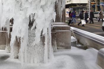 Una fuente permanece congelada en la principal estación de tren en Zúrich (suiza).