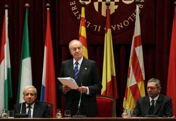 El Rey Don Juan Carlos (c), acompañado del presidente del Tribunal Constitucional, Pascual Sala (i), y del ministro de Justicia, Alberto Ruiz Gallardón (d). EFE