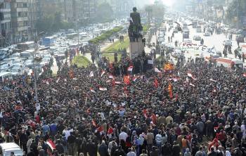 Cientos de egipcios se manifiestan en la plaza Sphinx de El Cairo en protesta por la tragedia ocurrida anoche en un partido de fútbol en la ciudad mediterránea de Port Said.