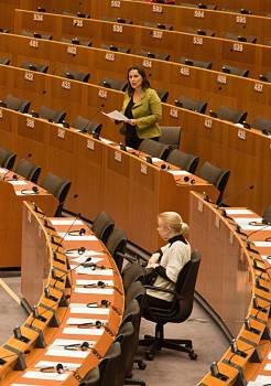 Ana Miranda intervén, onte, nun Parlamento semivacío. (Foto: DELMI ÁLVAREZ)