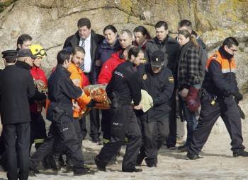 Familiares, compañeros y amigos, durante el traslado del cadáver de Rodrigo Maseda, poco después de ser rescatado del agua.  (Foto: FOTOS CABALAR)