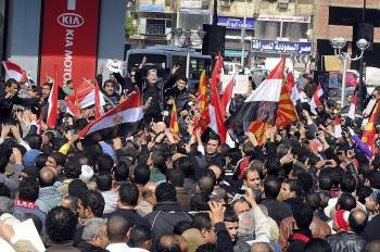 Grupos de manifestantes, ayer durante la violenta protesta en las calles de El Cairo