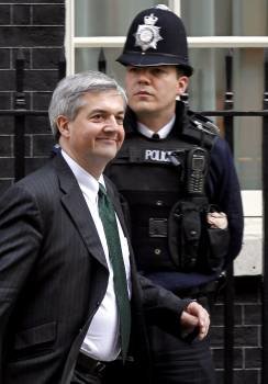 Fotografía de archivo del ministro británico de Energía, Chris Huhne, a su salida del número 10 de Downing Street (Foto: EFE)