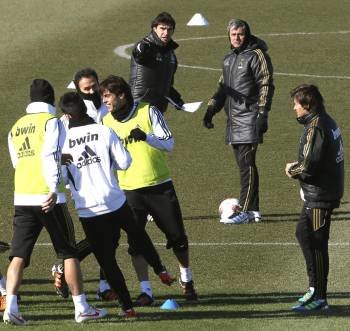 El entrenador del Real Madrid, el portugués José Mourinho (2d), junto a su segundo, Aitor Karanka (3i), observa a sus jugadores (Foto: EFE)