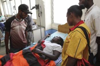 Regina Kabrette, pasajera de 45 años que se encontraba a bordo del barco MV Rabaul Queen, se recupera en el hospital en Lae (Papúa Nueva Guinea)  (Foto: EFE)