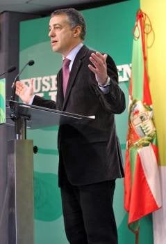 El presidente del PNV, Iñigo Urkullu, durante la rueda de prensa que ha ofrecido hoy en Bilbao (Foto: EFE)