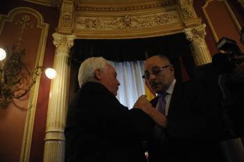 Francisco Rodríguez y José Luis Baltar hablan tras concluir el pleno en el que el segundo cesaba como concejal del Concello de Ourense. (Foto: MARTIÑO PINAL)