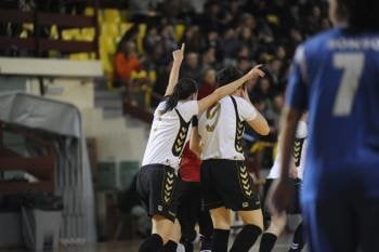 Las jugadoras del Ponte celebran uno de los dos goles con los que derrotaron al Móstoles. (Foto: MARTIÑO PINAL)