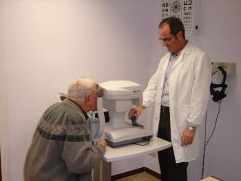 Un profesional sanitario realiza una prueba a un paciente en una revisión médica. Galicia y Portugal buscan fórmulas de colaboración.   