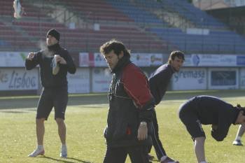 Luisito, ayer junto a sus futbolistas durante el entrenamiento en el campo de O Couto del CD Ourense. (Foto: MIGUEL ÁNGEL)