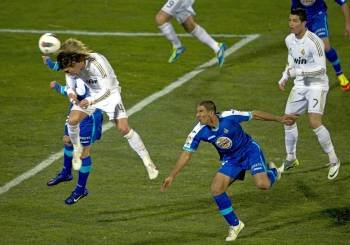 Sergio Ramos, en el momento de conectar con la cabeza el balón que iba a terminar suponiendo el 0-1 definitivo en Getafe. (Foto: JUANJO MARTÍN)