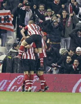 Los jugadores del Athletic de Bilbao celebran el 1-0. (Foto: ALFREDO ALDAI)