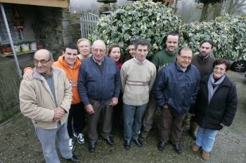 Vecinos de A Bola y Verea se han unido para colaborar en el desarrollo del proyecto apícola. (Foto: MARCOS ATRIO)