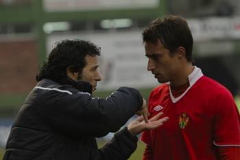 El entrenador del Ourense da instrucciones a Mouriño, durante la primera parte del partido. (Foto: MIGUEL ÁNGEL)