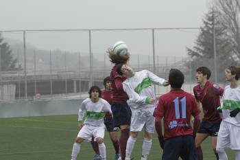 Un delantero del Pabellón disputa la pelota con un central del Pontevedra. (Foto: MIGUEL ÁNGEL)