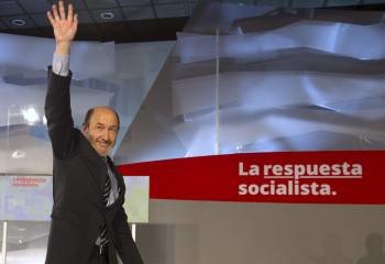 Rubalcaba saluda al plenario al finalizar su discurso de clausura del 38 Congreso del PSOE, en Sevilla. (Foto: JUAN FERRERAS)
