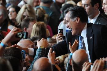Romney saluda a sus seguidores en Las Vegas, tras conocer su victoria en el estado de Nevada. (Foto: MICHAEL NELSON)