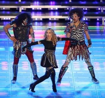 Las cantantes Madonna (c), Nicki Minaj (i) y M.I.A. (d) actúan hoy, domingo 5 de febrero de 2012, en el intermedio de la final del Super Bowl entre los Patriots de Nueva Inglaterra y los Giants de Nueva York  (Foto: EFE)