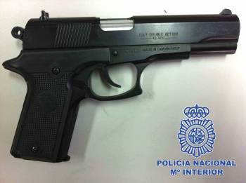 Fotografía facilitada por la Policía Nacional que ha detenido a un hombre de 42 años y a su hijo de 17 tras robar en al menos nueve sucursales bancarias de Madrid. Miguel Ángel M.O. y su hijo (Foto: EFE)