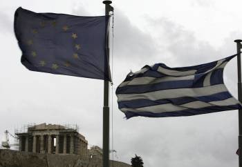 La bandera griega ondea junto a la de la Unión Europea (izda) frente al templo del Partenón de la Acrópolis de Atenas, Grecia (Foto: EFE)