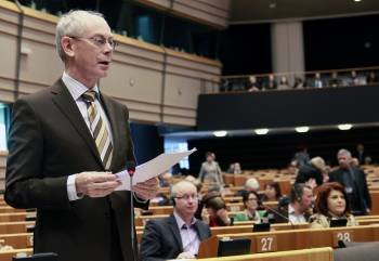 El presidente del Consejo Europeo, Herman Van Rompuy, interviene durante la sesión plenaria del Parlamento Europeo, en Bruselas (Foto: EFE)