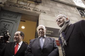 El conselleiro de Cultura y Educación, Jesús Vázquez (d), se ha reunido esta tarde con el presidente de la Real Academia Galega (RAG), Xosé Luís Méndez Ferrín (c). 