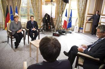Merkel y Sarkozy, ayer en su entrevista en televisión. (Foto: J.B.)