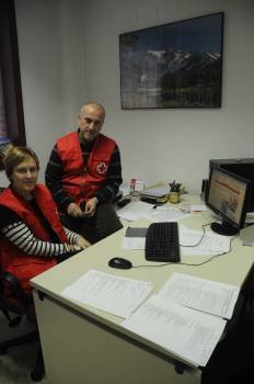 Mónica Devesa y Suso Carballo, en las dependencias de Cruz Roja Ourense.  (Foto: MARTIÑO PINAL)