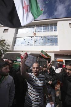 Varios sirios residentes en Libia protestan frente a la embajada china de Trípoli