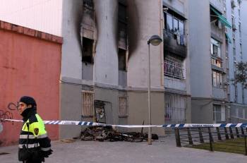 Una niña de 7 años ha fallecido y otras diez personas han resultado heridas, tres de ellas de gravedad, en el incendio de un edificio la pasada madrugada en Cornellà de Llobregat (Foto: EFE)
