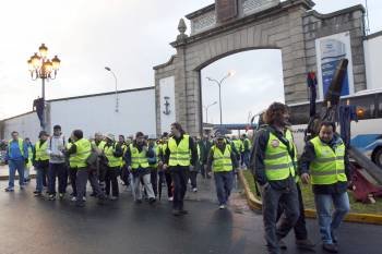 Delegados sindicales de Navantia Ferrol y Fene y de compañías auxiliares al inicio de la marcha de tres días que realizan hoy para cubrir los 60 kilómetros que separan la ciudad naval de A Coruña (Foto: EFE)
