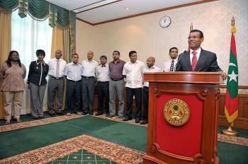 Fotografía cedida facilitada por la oficina de la Presidencia de Maldivas que muestra al presidente de Maldivas, Mohamed Nashid (3d), anunciando su dimisión en la capital del país, Male (Foto: EFE)