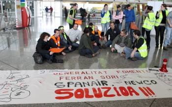 Trabajadores de Spanair y de la empresa Newco, que realizaba el trabajo de tierra de la aerolínea, siguen concentrados en el aeropuerto de Bilbao  (Foto: EFE)