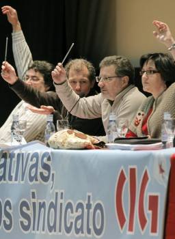 El secretario general del sindicato nacionalista CIG, Suso Seixo, (3, izq), vota a mano alzada con sus compañeros a favor de la convocatoria de una huelga general en la comunidad para la última semana de marzo (Foto: EFE)