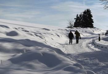   Unas personas pasean por una carretera cubierta de nieve cerca de Kiev, Ucrania. Las temperaturas registradas hoy en Kiev rondan los 22 grados bajo cero. EFE/Sergey Dolzhenko