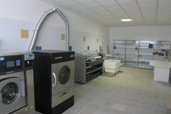 Instalaciones de la lavandería, en el Centro Multiusos de Piñor. (Foto: JOSEÉ PAZ)