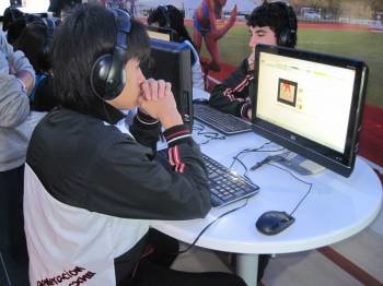Un grupo de jóvenes consulta Internet a través de sus ordenadores durante un encuentro.