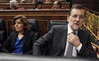 El jefe del Ejecutivo, Mariano Rajoy, junto a la vicepresidenta del Gobierno, Soraya Sáenz de Santamaría, a su llegada al Congreso (Foto: EFE)