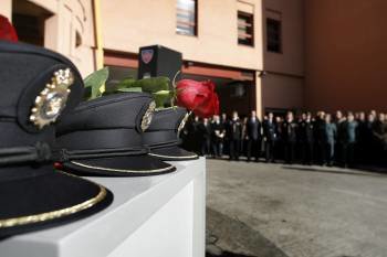  Unas rosas reposan sobre las gorras de los tres agentes del Cuerpo Nacional de Policía fallecidos en la Playa del Orzán, en A Coruña (Foto: EFE)
