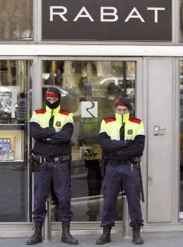 Los Mossos d'Esquadra han irrumpido hoy en una de las joyerías Rabat del centro de Barcelona en una entrada y registro ordenados por un juez  (Foto: EFE)