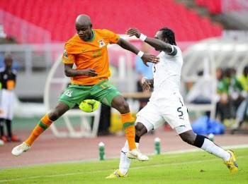 James Chamanga (i), de la selección de Zambia, lucha por el balón con el ghanés John Mensah durante el partido Zambia vs. Ghana, de semifinales de la Copa de África, en Bata (Foto: EFE)
