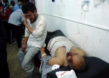Imagen facilitada por el Comité de Coordinación Local en Siria hoy, miércoles, 8 de febrero de 2012, de ciudadanos heridos y otros llorando la pérdida de familiares tras los bombardeos en el barrio de Baba Amr, en Homs, Siria. Al menos cincuenta personas 