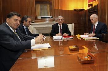  Lukas Papademos preside la reunión con los líderes de los tres principales partidos de Grecia. (Foto: O. PANAGIOTOU)