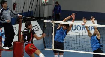 Un jugador del Vigo intenta bloquear el remate de un contrario. (Foto: A.D.)