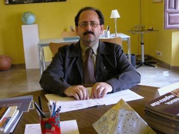 En la imagen, el profesor Manuel Amezcua