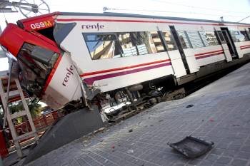 Un maquinista ha sufrido lesiones de gravedad al chocar esta mañana el tren que conducía con el tope de final de la vía en la estación de Renfe en Mataró (Foto: EFE)