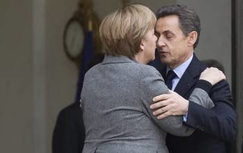 Sarkozy saluda a Merkel (Foto: EFE)