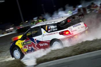 El piloto francés Sebastien Loeb conduce su Citroen DS3 WRC durante el tramo de calificación del Rally de Suecia, segunda cita del Mundial, en Hagfors, Suecia (Foto: EFE)