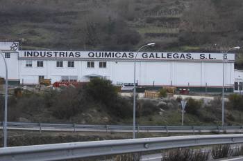 Nave de la empresa Industrias Químicas Gallegas, ubicada junto a la N-525, a la entrada del polígono de Barreiros.  (Foto: XESÚS FARIÑAS)