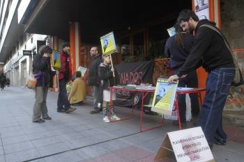 Protesta de la Plataforma polo Aforro Público, que se desarrolló ayer en la ciudad.  (Foto: MIGUEL ÁNGEL)